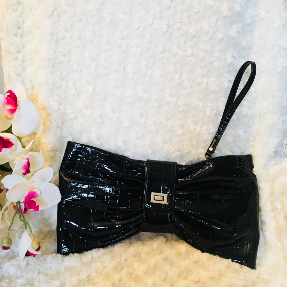 Black clutch